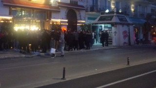 Θεσσαλονίκη: Το αδιαχώρητο έξω από take away στην παραλία