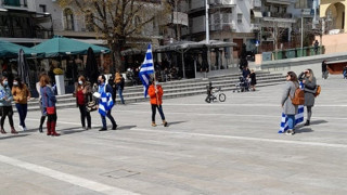﻿Διαμαρτυρία κατά της μάσκας στην πλατεία της Κοζάνης