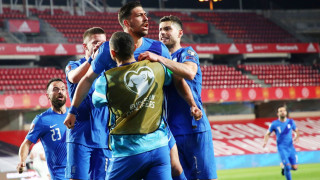 Να τη πετιέται αποξαρχής,﻿ κι αντρειεύει και θεριεύει