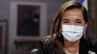 Προσπάθησε να τα μπαλώσει η Μπακογιάννη: «Αστεϊσμός η φράση για τα Χανιά»