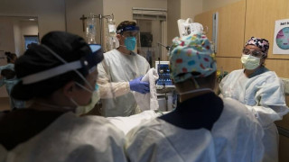 Κραυγή αγωνίας νοσηλευτή: «Έχω 18 ασθενείς διασωληνωμένους εκτός ΜΕΘ»