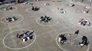 Lockdown: Δήμος ζωγράφισε 100 κύκλους στην πλατεία για κάθε παρέα!