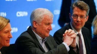 Αντιδράσεις στη Γερμανία: Ο υπουργός Εσωτερικών Ζεεχόφερ αρνήθηκε να εμβολιαστεί με AstraZeneca!