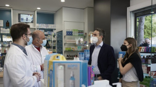 Κυριάκος Μητσοτάκης: Σε φαρμακείο για το self-test της κόρης του