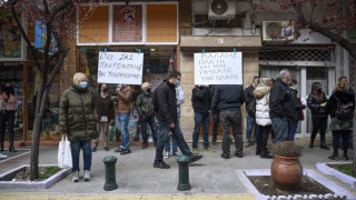 Θεσσαλονίκη: Με μαύρες σημαίες και πλακάτ οι έμποροι της πόλης!