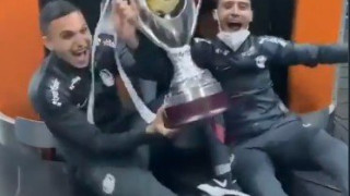 Απίθανος πανηγυρισμός: Βγήκαν με το τρόπαιο από τις αποσκευές!