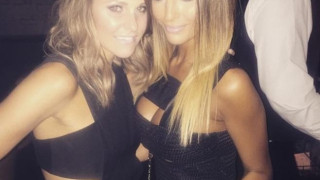 Η πρώην σύζυγος του Σισέ γιόρτασε στο... κρεβάτι με μια φίλη της (pic)