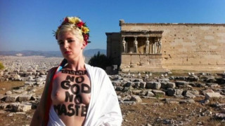 Γυμνόστηθη Femen στην Ακρόπολη! (pic)