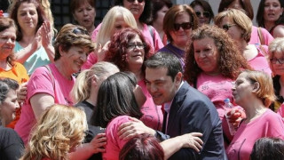 Ο Αλέξης Τσίπρας με τις καθαρίστριες και η ατάκα που τις άφησε άφωνες! 