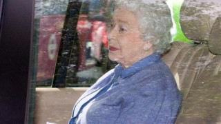 H βασίλισσα Ελισάβετ συνάντησε την δισέγγονη της 