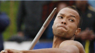 Έβγαλε το δόντι της κόρης του με… ακόντιο! 