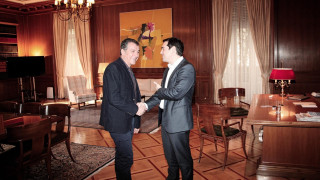  Τσίπρας: Ο κ. Θεοχάρης έπαιρνε mail για να διορίζει εφοριακούς