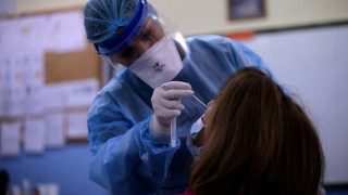 «Ισοζύγιο» πανδημίας: Μειώνονται τα κρούσματα, αυξάνονται οι εμβολιασμοί