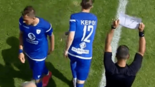 Απίστευτο: Σήκωσε σε κόλλα Α4 την αλλαγή!