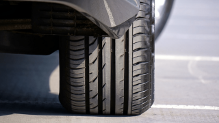 Σέρρες: Η άσφαλτος «κατάπιε» αυτοκίνητο στο κέντρο της πόλης