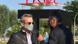 Το γλυπτό «METEORON» που τοποθετήθηκε απέναντι από το δημαρχείο Θεσσαλονίκης