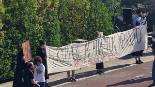 Κύπρος: Με πανό, εικόνες και προσευχές ξορκίζουν το «El Diablo»