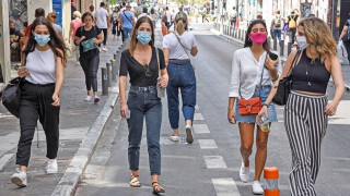 Δύο στους τρεις ανεμβολίαστους θεωρούν ασφαλές να κυκλοφορούν έξω όπως και πριν