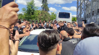 Οι οπαδοί... σηκώνουν το αμάξι του και ο Πασχαλάκης δακρύζει