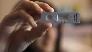 Ανεμβολίαστοι εργαζόμενοι: Με 2 υποχρεωτικά rapid test την εβδομάδα, το κόστος, οι καμπάνες και οι εξαιρέσεις