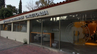 Οπου λαλούν πολλοί κοκόροι, αργεί να ξημερώσει