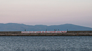 Καβάλα: Μεγάλο πανό του ΚΚΕ στο λιμάνι – «Δούλοι του 21ου αιώνα δεν θα γίνουμε»