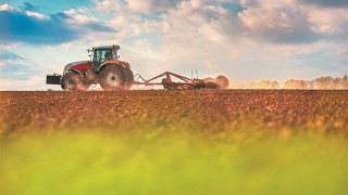 Του έκλεινε τον δρόμο και o αγρότης του έφερε το αμάξι τούμπα με… περονοφόρο