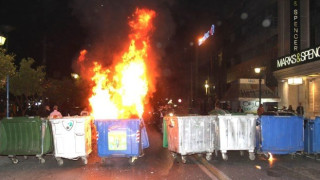 Έκαψαν κάδους στον Πειραιά (pics)