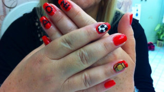 Έβαψε τα νύχια της στα χρώματα της Ξάνθης!