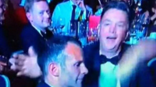 Η… καρπαζιά του Φαν Γκάαλ στον Γκιγκς (video)