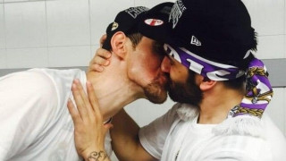 Το «καυτό» φιλί του Νοτσιόνι με τον Καμπάτσο! (pic)