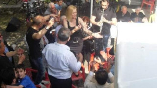 Η Ραχήλ Mακρή σε γλέντι γάμου χορεύει ποντιακά πάνω σε καρέκλα! (ΒΙΝΤΕΟ) 