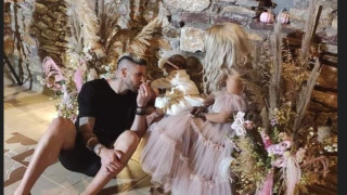 Νονός ο Πασχαλάκης με βάπτιση... μέσα στη θάλασσα (vid)