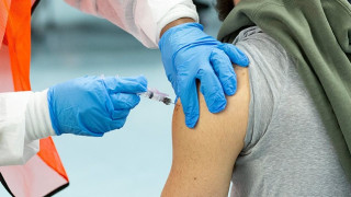 Όλοι στην επιχείρηση «πειθώ» για τον εμβολιασμό: Από... παπάδες, μέχρι... influencers