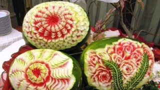 Χαλκιδική: Σεφ μετατρέπει... καρπούζια σε έργα τέχνης