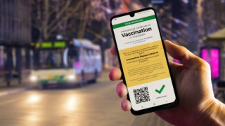 Ελλάδα: Πόσοι είναι οι ανεμβολίαστοι – Ποιες ηλικιακές ομάδες δυσκολεύουν τα νέα μέτρα