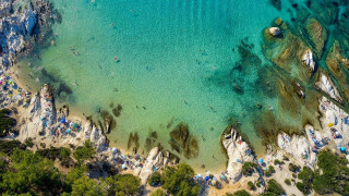 Χαλκιδική: Παρέα ξάπλωσε μπροστά από beach bar – Τους έδιωξαν λέγοντας πως η παραλία είναι ιδιωτική