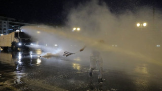 Αθήνα: Επεισόδια με μολότοφ στην πορεία των αρνητών του εμβολιασμού