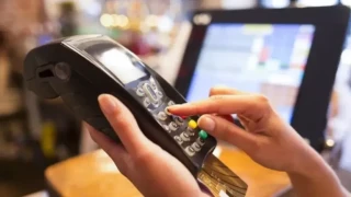 Αλλάζουν τα κίνητρα για πλαστικό χρήμα – Πού και πώς «χτυπά» η Εφορία