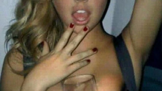 Η νέα πρόκληση θέλει γυναίκες & άνδρες να κρατούν με το στήθος ένα αναψυκτικό