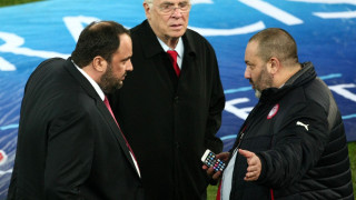 Ένταση για το πανό στη σύσκεψη