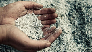 Γκρεμίζετε και κτίζετε. Μην σκαλίζετε    τις στάχτες, να ξαναβρείτε φωτιά…