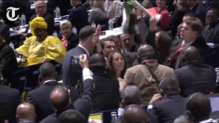 Το «ντου» των διαδηλωτριών στο κογκρέσο της FIFA (vid)