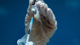 Αυτό είναι το εμβόλιο κατά του κορωνοϊού που παίρνει πρώτο πλήρη έγκριση