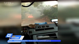 Φωτιά στη Βαρυμπόμπη: Συγκλονιστικές εικόνες μέσα από όχημα της πυροσβεστικής