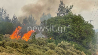 Φωτιά στην Αττική: Βίντεο ντοκουμέντο από τις εκρήξεις σε μάντρα αυτοκινήτων