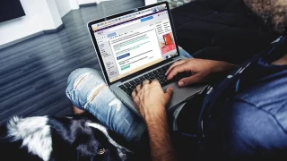 «Χαμός» στο διαδίκτυο με ιστοσελίδα που... ξεγυμνώνει φωτογραφίες