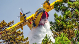 Canadair περιέλουσε ρεπόρτερ του ΣΚΑΪ σε ζωντανή σύνδεση