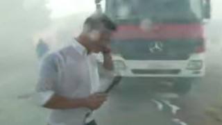 Απίστευτη στιγμή για ρεπόρτερ του ΣΚΑΪ – Δέχθηκε όλη τη ρίψη νερού Canadair (vid)