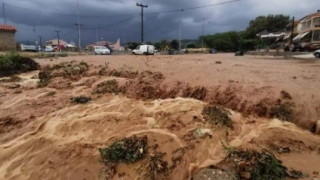 ﻿Λάρισα: Καταιγίδα έφερε ορμητικούς χειμάρρους σε δρόμους